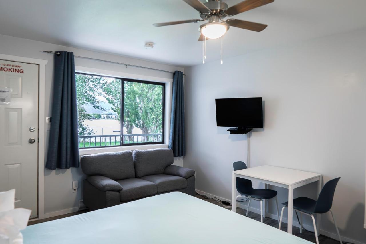 אוסויוס Poplars Motel On The Lake מראה חיצוני תמונה