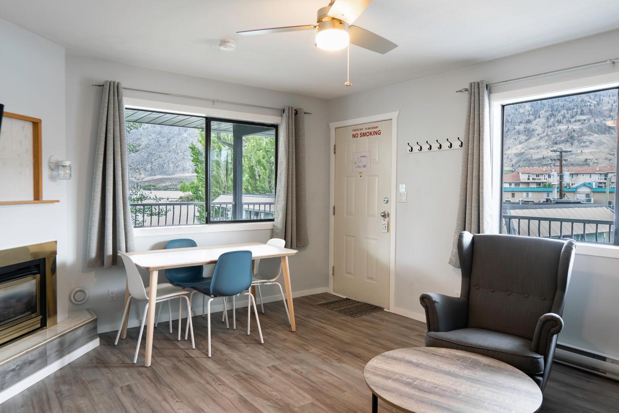 אוסויוס Poplars Motel On The Lake מראה חיצוני תמונה