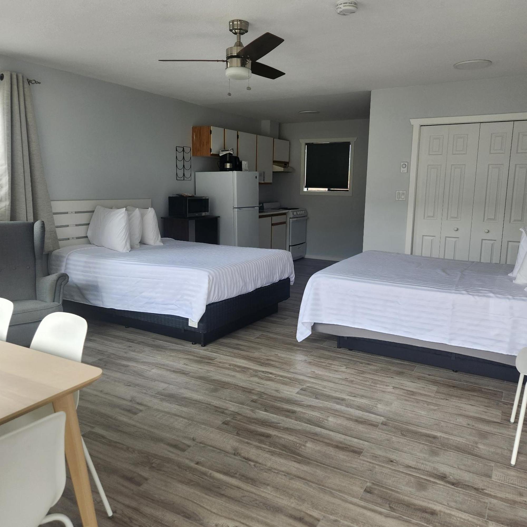 אוסויוס Poplars Motel On The Lake מראה חיצוני תמונה